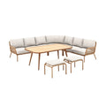 Moderne buitenloungebank met tafels en kussens